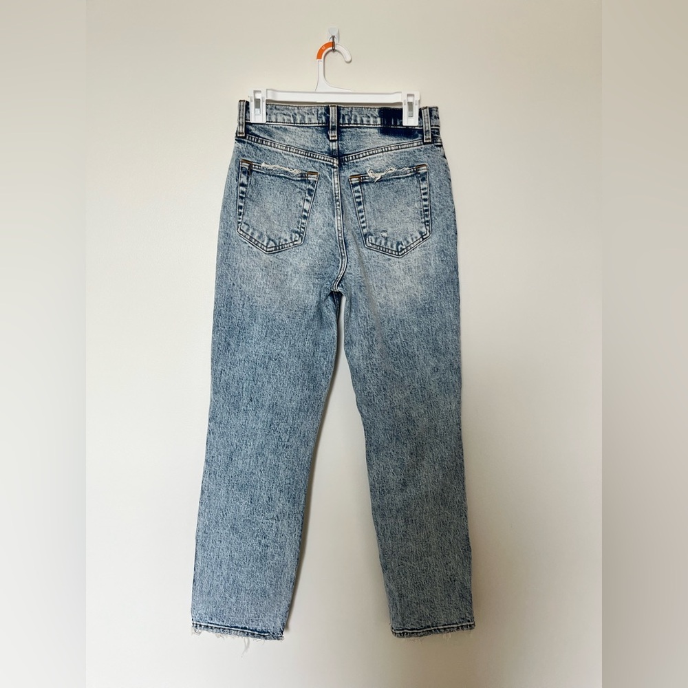 Abercrombie & Fitch The 90sStraight Ultra High Rise Jeans in an acid wash finish - Picture 4 of 11